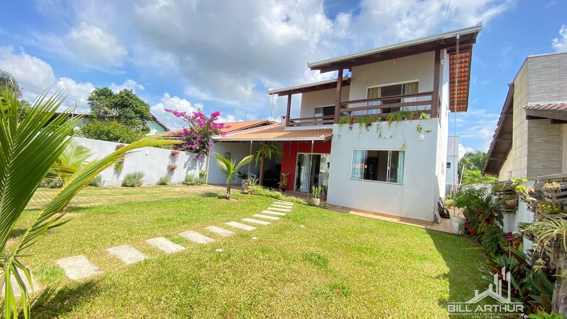 SOBRADO SEMI MOBILIADO NA PRAIA