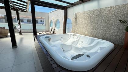 Apartamento Alto Padrão na praia com Jacuzzi 6 Lugares.