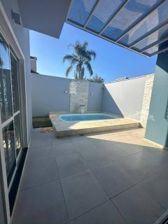Casa na praia com piscina a pouco passos do mar