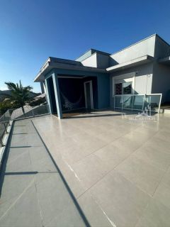 Casa na praia com piscina a pouco passos do mar