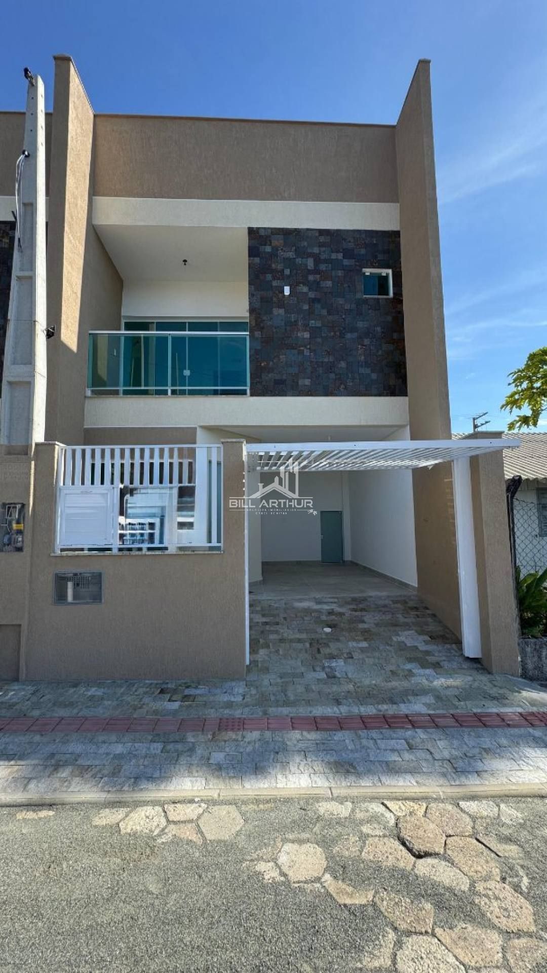 Sobrado na praia à 200 metros do mar