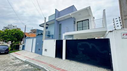 Sobrado com vista para o mar á venda com 3 quartos 1 suítes no bairro Centro em Penha