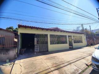 Linda casa a poucos metros da Avenida Julio Campos  com 4 quartos