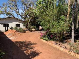 Casa com amplo terreno.