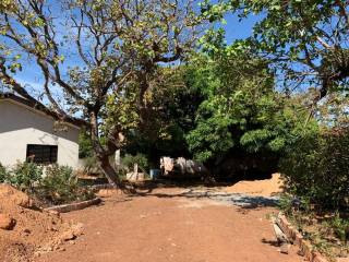 Casa com amplo terreno.