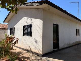 Casa com amplo terreno.