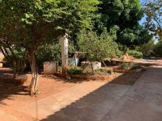 Casa com amplo terreno.