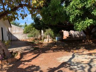 Casa com amplo terreno.