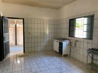 Casa com amplo terreno.