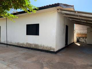 Casa com amplo terreno.