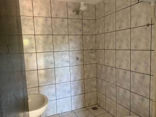 Casa com amplo terreno.