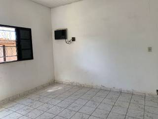 Casa com amplo terreno.