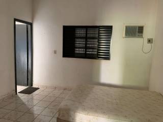 Casa com amplo terreno.