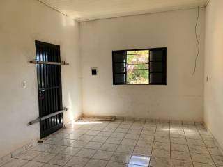 Casa com amplo terreno.