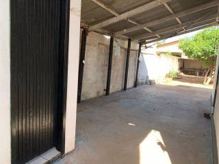 Casa com amplo terreno.