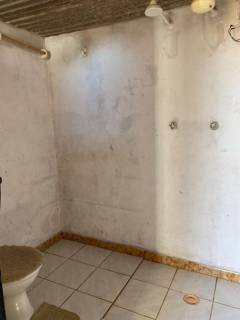 Casa com amplo terreno.