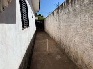 Casa com amplo terreno.