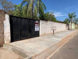 Casa com amplo terreno.