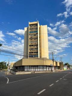Bela sala com recepção e copa.
