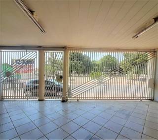 Ótima casa com 3 partes.