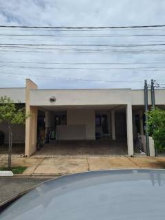 Bela casa com 3 quartos.