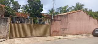 Ótima casa com 2 quartos e um terreno amplo !!!