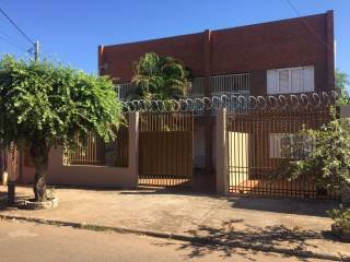 Belo sobrado com 8 quartos.