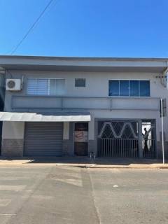 Sobrado com 4 quartos e salas comerciais.