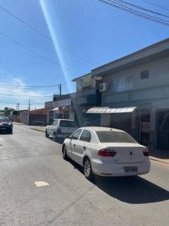 Sobrado com 4 quartos e salas comerciais.