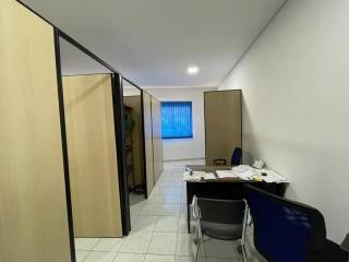 Sobrado com 4 quartos e salas comerciais.