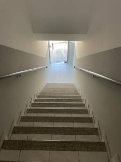 Sobrado com 4 quartos e salas comerciais.