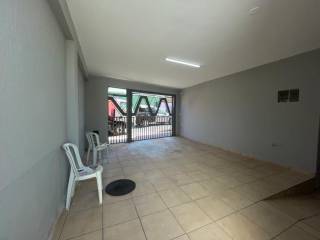 Sobrado com 4 quartos e salas comerciais.