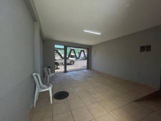 Sobrado com 4 quartos e salas comerciais.