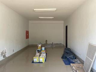 Sobrado com 4 quartos e salas comerciais.