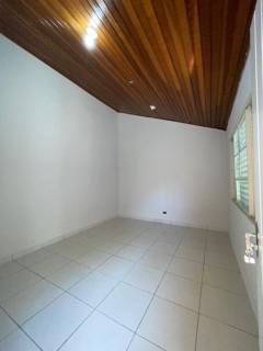 Sobrado com 4 quartos e salas comerciais.