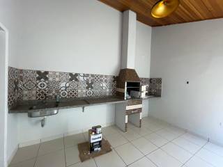 Sobrado com 4 quartos e salas comerciais.