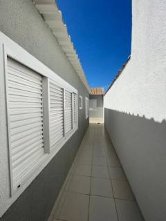 Sobrado com 4 quartos e salas comerciais.