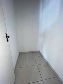 Sobrado com 4 quartos e salas comerciais.