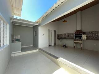 Sobrado com 4 quartos e salas comerciais.