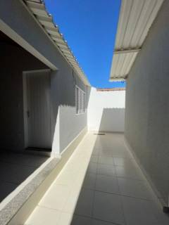 Sobrado com 4 quartos e salas comerciais.