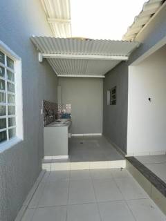 Sobrado com 4 quartos e salas comerciais.