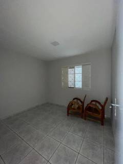 Sobrado com 4 quartos e salas comerciais.