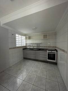 Sobrado com 4 quartos e salas comerciais.