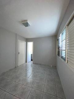 Sobrado com 4 quartos e salas comerciais.