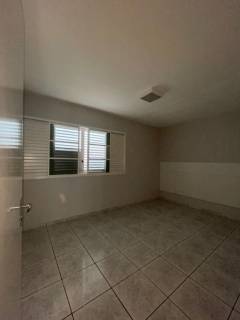 Sobrado com 4 quartos e salas comerciais.