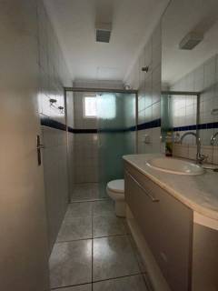 Sobrado com 4 quartos e salas comerciais.