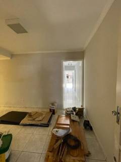 Sobrado com 4 quartos e salas comerciais.