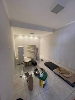 Sobrado com 4 quartos e salas comerciais.