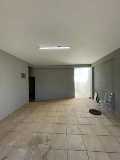 Sobrado com 4 quartos e salas comerciais.