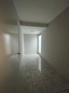 Sobrado com 4 quartos e salas comerciais.